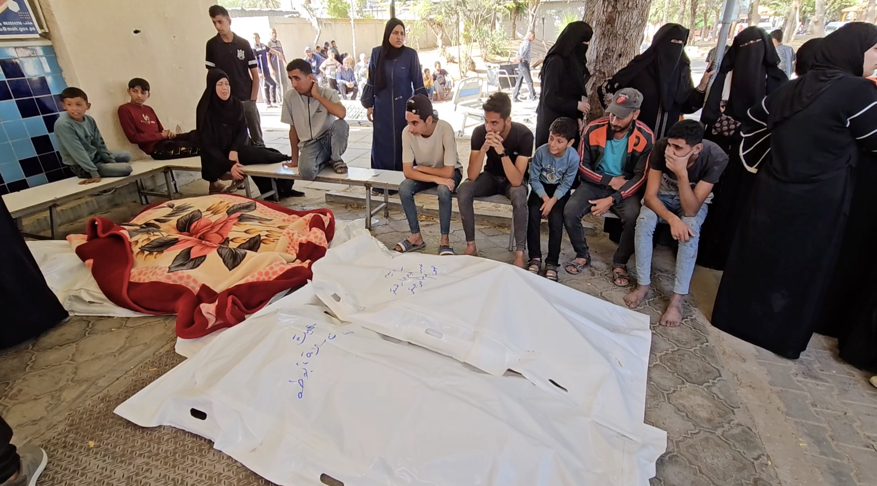 قصف إسرائيلي يقتل 58 نازحًا في خان يونس | «القسّام» تتبنى عملية يافا.. وإسرائيل تداهم منزلي المنفذين في الخليل